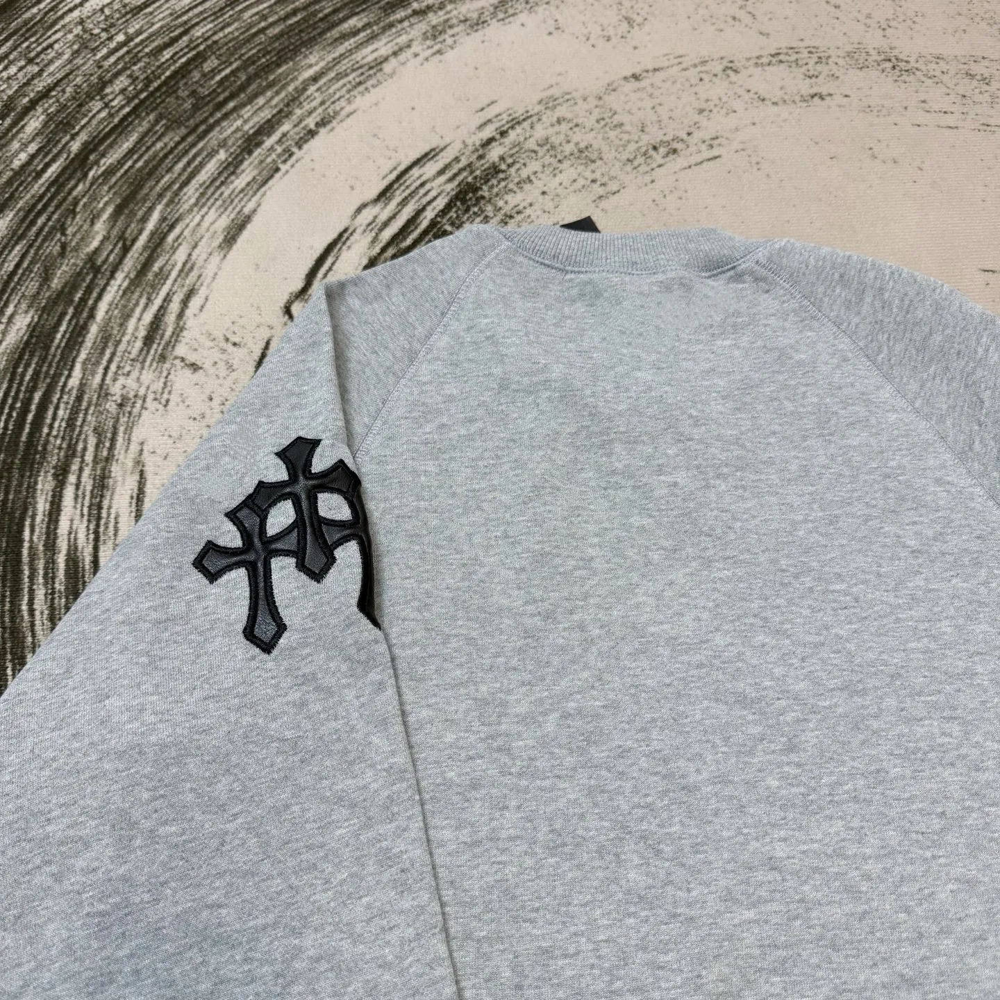 P220 Crowley logo embroidered round neck sweatshirt. Same style as ChromeHearts counters. Made of 400g double-ply double-yarn pure cotton fabric. 32-count double yarn. Very textured on the handle. Three-dimensional and atmospheric. Versatile and easy to wear in autumn. Simple and elegant. Adopts os version. The upper body effect is great. Suitable for all body types. Soft and comfortable. Offset CH letters on the front and horseshoe embroidery on the right. Small mark on the hem. Resistant to machine washing. Does not fade or deform. Complete accessories, original mold opening, perfect restoration of zp 2:1, same style for men and women, versatile and not picky, size s m l xl color gray